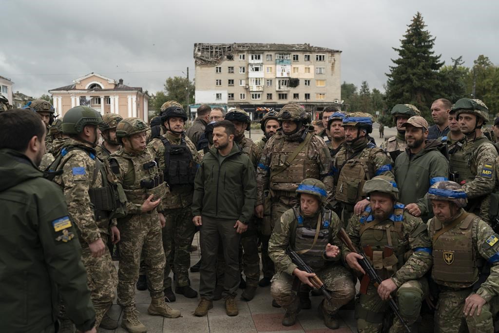 Le président Zelensky visite Izioum, ville dévastée et reprise aux forces russes