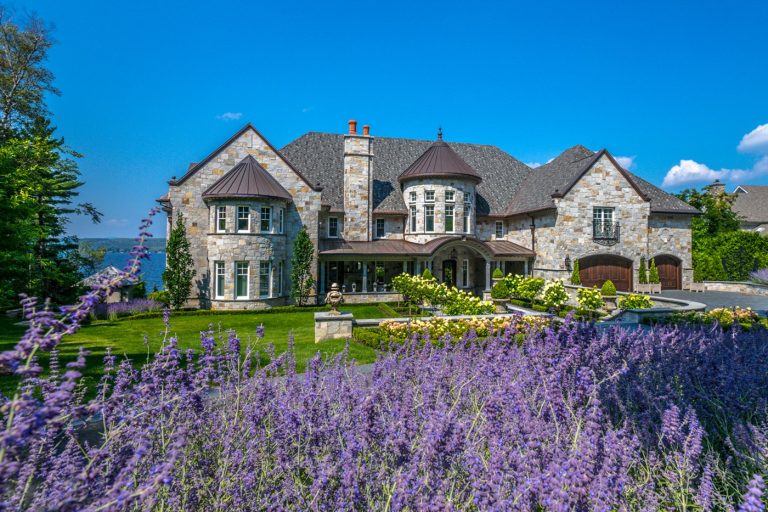 Un château de 25 M toujours à vendre Le Reflet du Lac