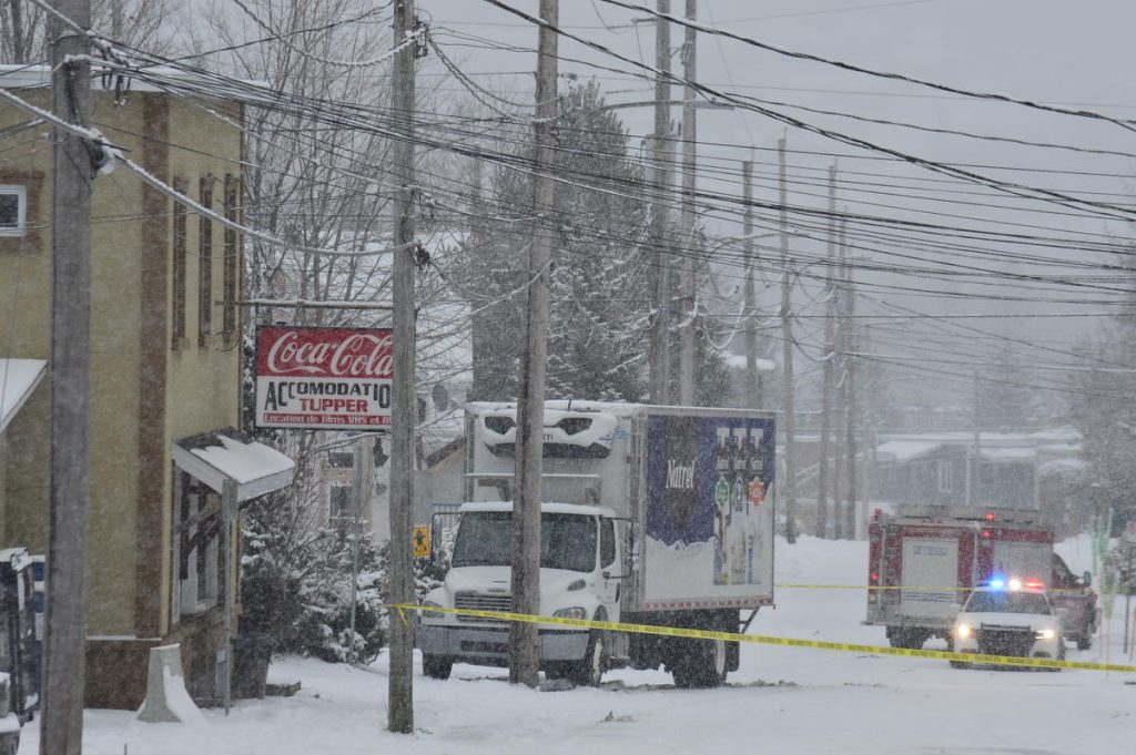 Un camion percute un poteau sur la rue Tupper Le Reflet du Lac