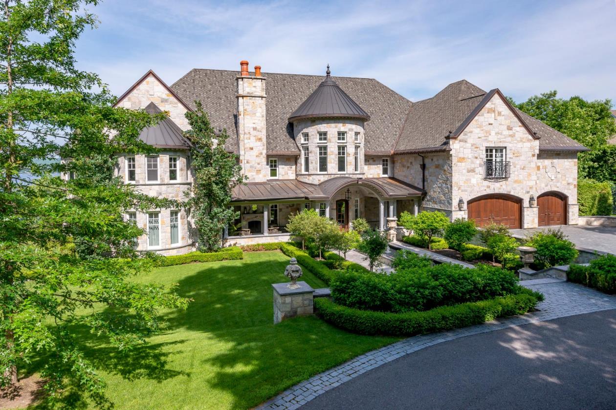 Une luxueuse propriété à vendre pour 18,8 M au lac Memphrémagog Le