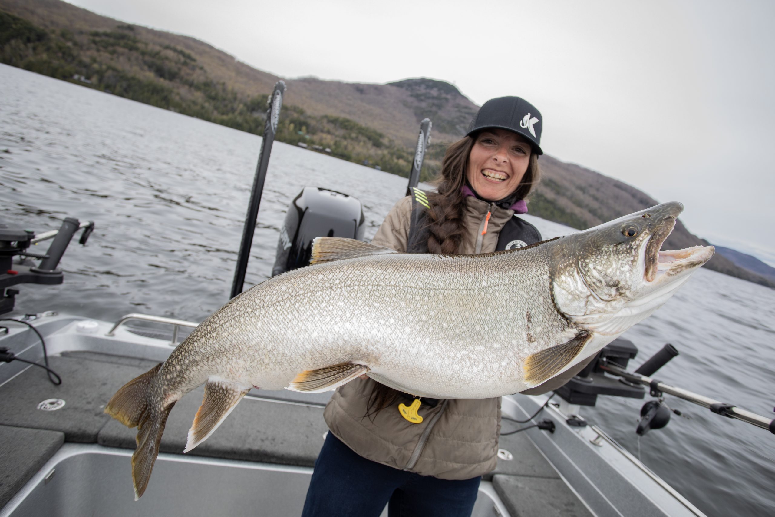 Elle pêche une truite de 28 livres sur le lac Memphrémagog - Le Reflet du  Lac