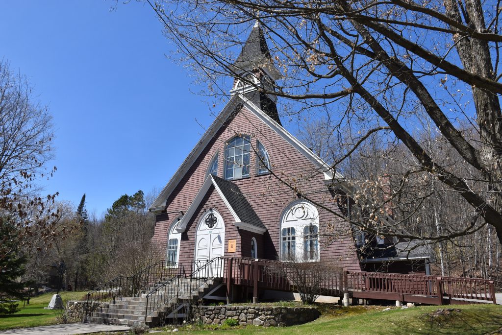 Clin d'oeil à Sam Pollock pour réparer une église de North Hatley Le