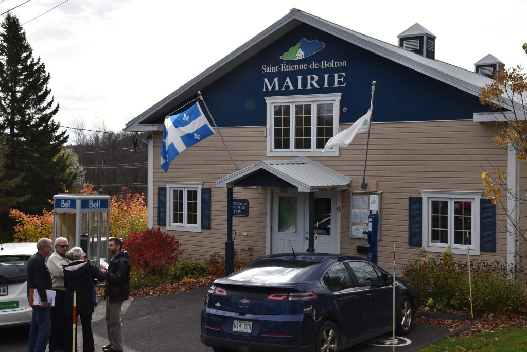 Course à deux à la mairie de SaintÉtiennedeBolton Le Reflet du Lac