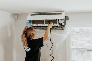 Océanick Nettoyage, compagnie de nettoyage professionnel à Québec. Experte en nettoyage qui nettoie une thermopompe murale dans une maison.