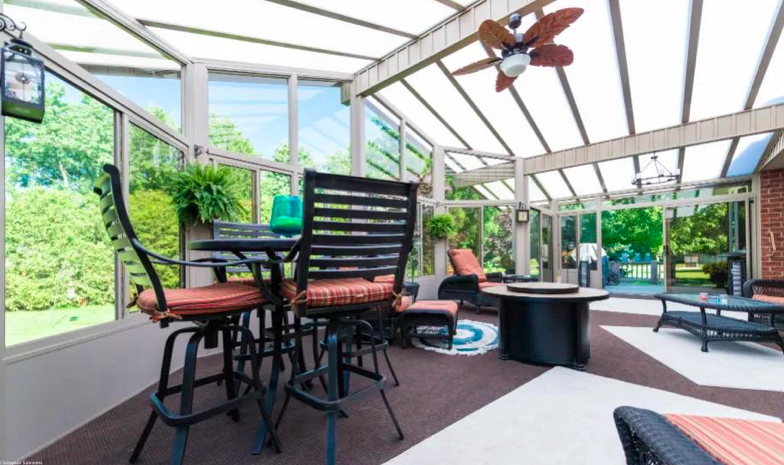 Vue intérieure d’un solarium 3 saisons de Sunspace Sunrooms