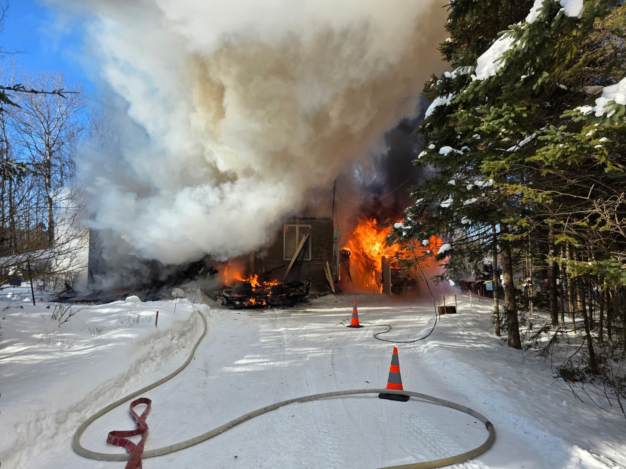 Les pompiers dEastman combattent un incendie par un froid extrême