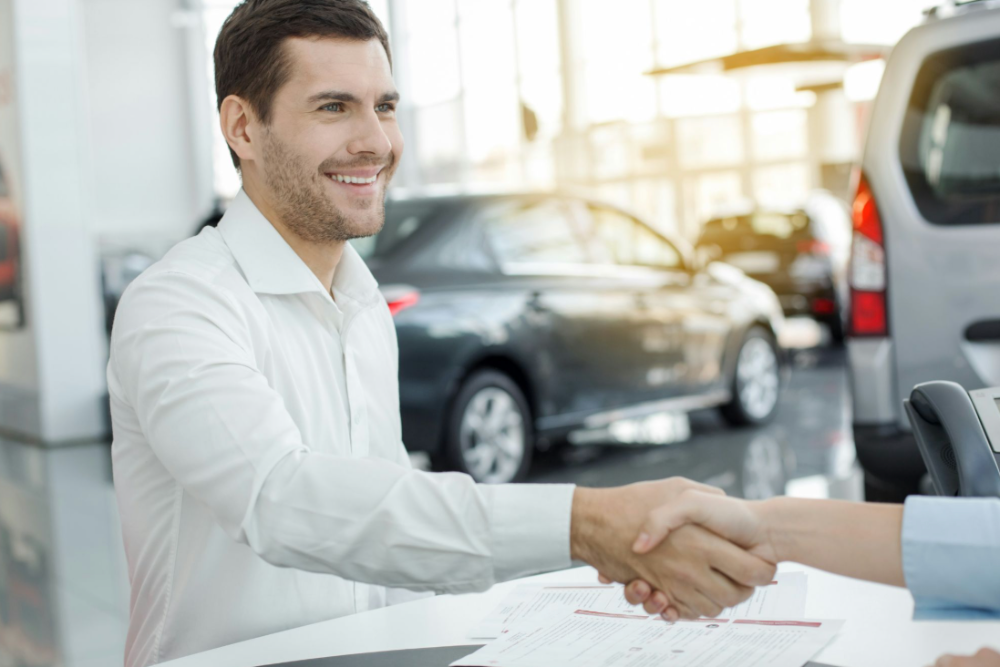 Entrepreneur qui signe un contrat de location de camion lourd avec un conseiller commercial.